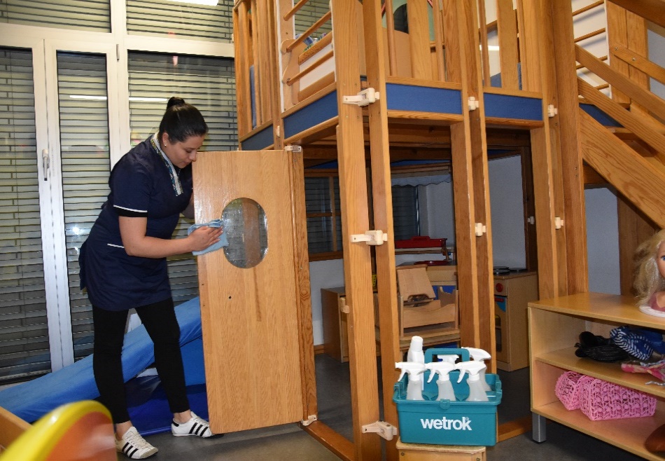 Désinfection des aires de jeux en crèche