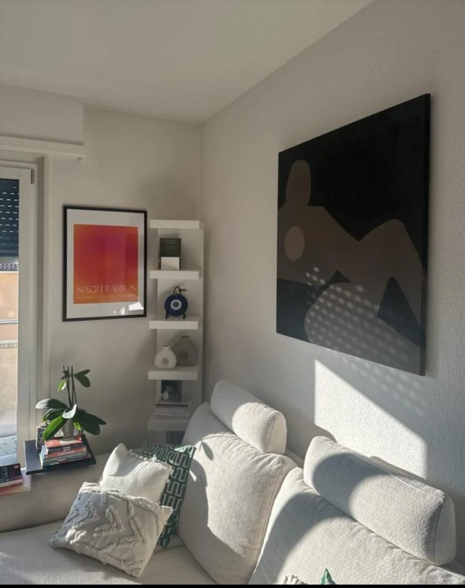 Étagère d'angle et tableaux fixés